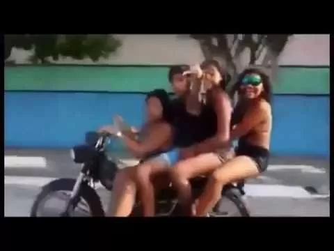 4 Garotas numa moto. Vejam só o que acontece quando 4 antas montam numa moto ao mesmo tempo..