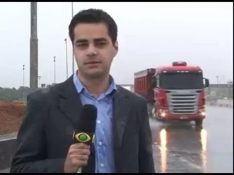 Repórter: Agora ficou bom né?. Repórter toma um banho de água fria do caminhão em plena reportagem..