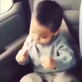 Bebê acorda dançando rap no carro. Bebê muito engraçado acorda ao som de rap no carro.
