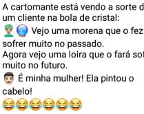 A cartomante. A cartomante está vendo a sorte do cliente na bola de cristal 🔮.