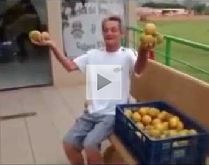 A laranja, a laranja.... Olha a laranja, olha a laranja....