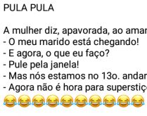 E agora, o que eu faço?. A mulher diz apavorada ao amante: meu marido está chegando....
