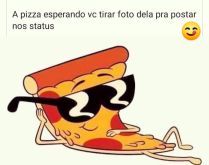A pizza esperando vc tirar fot.... Pizza fazendo pose para você tirar foto dela e postar no status.