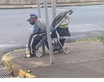 Abandonaram um bebê na esquin.... Deixaram até a mamadeira do lado do carrinho.