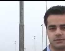 Repórter: Agora ficou bom né?. Repórter toma um banho de água fria do caminhão em plena reportagem..