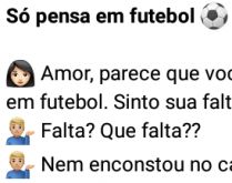 Só pensa em futebol. Esposa reclama que marido só pensa em futebol....