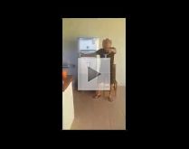 Anão sai da geladeira. E grita: o playboy paga é tres .