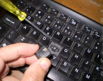 Aprenda a limpar seu teclado. O teclado é uma ferramenta muito importante para os computadores, mantê-lo limpo é sempre recomendado..