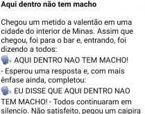 Aqui dentro não tem macho. Em um bar de uma cidade do interior de minas, chega um valentão gritando....