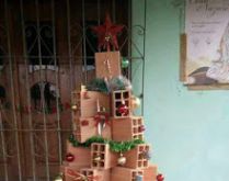 Árvore de natal na crise. Essa árvore foi feita por alguém muito criativo....