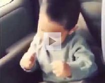 Bebê acorda dançando rap no .... Bebê muito engraçado acorda ao som de rap no carro.