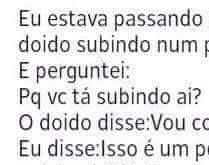 Comendo goiaba no poste. Mas isso é um poste, não é um pé de goiaba....