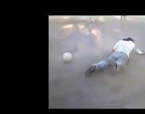 Caiu tentando chutar a bola. Esse parecia estar bêbado.