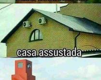 Casa desconfiada, casa assusta.... Veja só que engraçado essas casas....