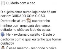 Cuidado com o cão. Um homem entra numa loja e vê uma placa escrito 