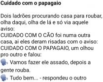 Cuidado com o papagaio. Estavam lá, dois ladrões... procurando uma casa pra roubar, quando viram uma placa escrita....