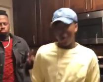 Dançando um maluco no pedaço. Homem dançando música da trilha sonora de um maluco no pedaço..