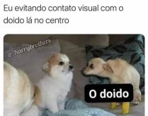 Eu evitando contato visual com.... Pensa naquele doido que sempre aborda as pessoas no centro da cidade, qual é sua reação? kkkkk.