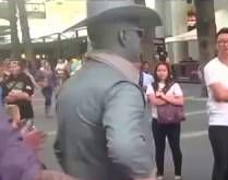 Foi mecher com o homem statua. Veja oq aconteceu com esse cara....