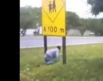 Bateu na placa e caiu da bicic.... Foi se exibir e acabou se....