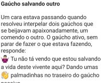 Gaúcho salvando outro. Um cara estava passando quando viu dois gaúchos se beijando....