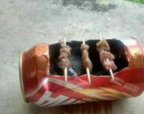 Hoje é dia de churrasco. Imagine só um churrasco de bacon numa latinha de cerveja.