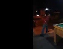 Caiu jogando sinuca. Homem dá uma tacada mas se desequilibra com o degrau, confira....