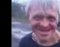 Homem fazendo careta. Veja a careta que este homem faz usando a língua.