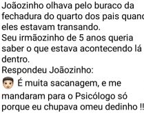 É muita sacanagem!. Joãozinho olhava pelo buraco da fechadura do quarto dos pais....