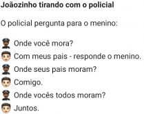 Joãozinho tirando com o policial. O policial quer saber onde o menino mora, mas ele sempre responde de forma evasiva, confira! kkkkkkk.