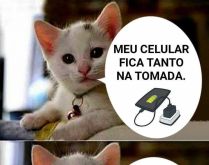 Meu celular fica tanto na tomada. Que está parecendo telefone fixo kkkkkk.