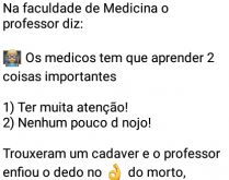 Na faculdade de medicina. Professor faz teste pra lá de inusitado em sua aula....