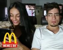 Namorado olhando o celular da .... Veja como esse homem consegue olhar com um olho só para a tela do celular da namorada e o outro olhando para frente....