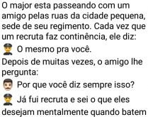 O recruta e o major. O major está passeando com um amigo pelas ruas da cidade pequena, sede de seu regimento....