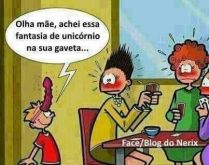 Olha mãe, o que eu achei!. Filho encontra um vibrador, coloca na cabeça pensando que era uma fantasia de unicórnio e mostra pra mãe na frente das amigas kkkk.