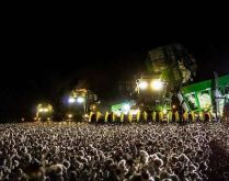 Parece um festival de música .... Parece um festival de música eletrônica... mas são máquinas agrícolas coletando algodão à noite 😂.
