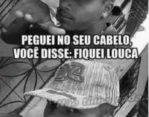 Peguei no seu cabelo, você di.... Falei no seu ouvidinho passa logo a sua bolsa..