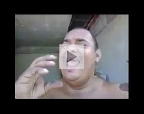 Como é que come milho?. Homem mostrando como come milho.