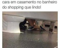 Tem uma menina pedindo um cara.... Tem uma menina pedindo um cara em casamento no banheiro de um shopping, que lindo!.