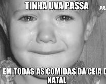 Tinha uva passas em todas as c.... Criança chorando e o motivo: Tinha uva passas em todas as comidas da ceia de natal..