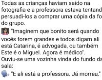Fotografia da escola. A professora pede aos alunos que tirem uma foto com ela para guardarem de recordação, quando um aluno diz....